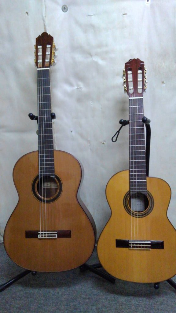左)松岡M-70日本製
右)アリア　アルト(レキント)ギター　スペイン製